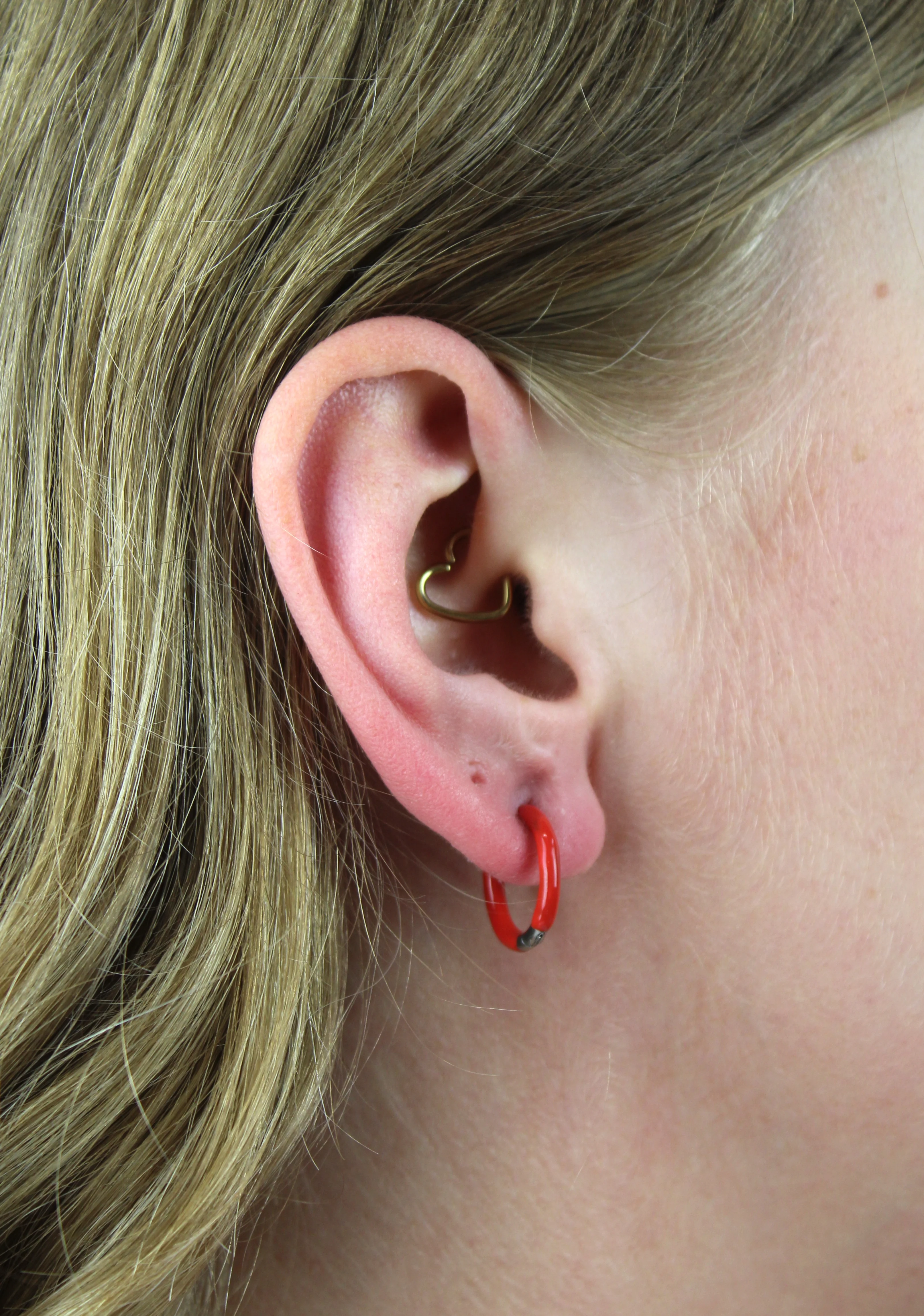 17mm Red Hoop Earrings - Image 2