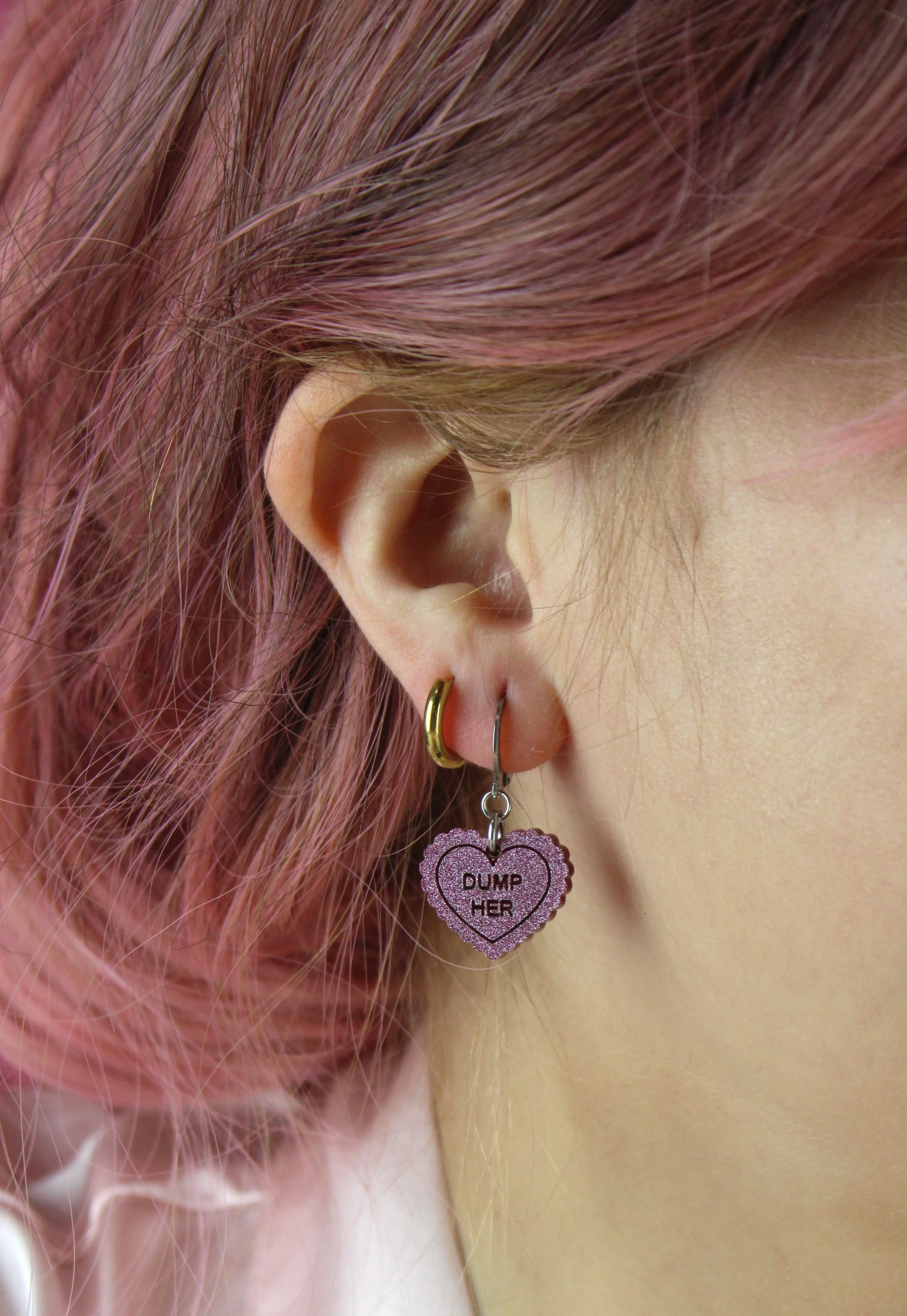 "Dump Her" Loveheart Huggie Hoop Earrings - Pink - Image 2