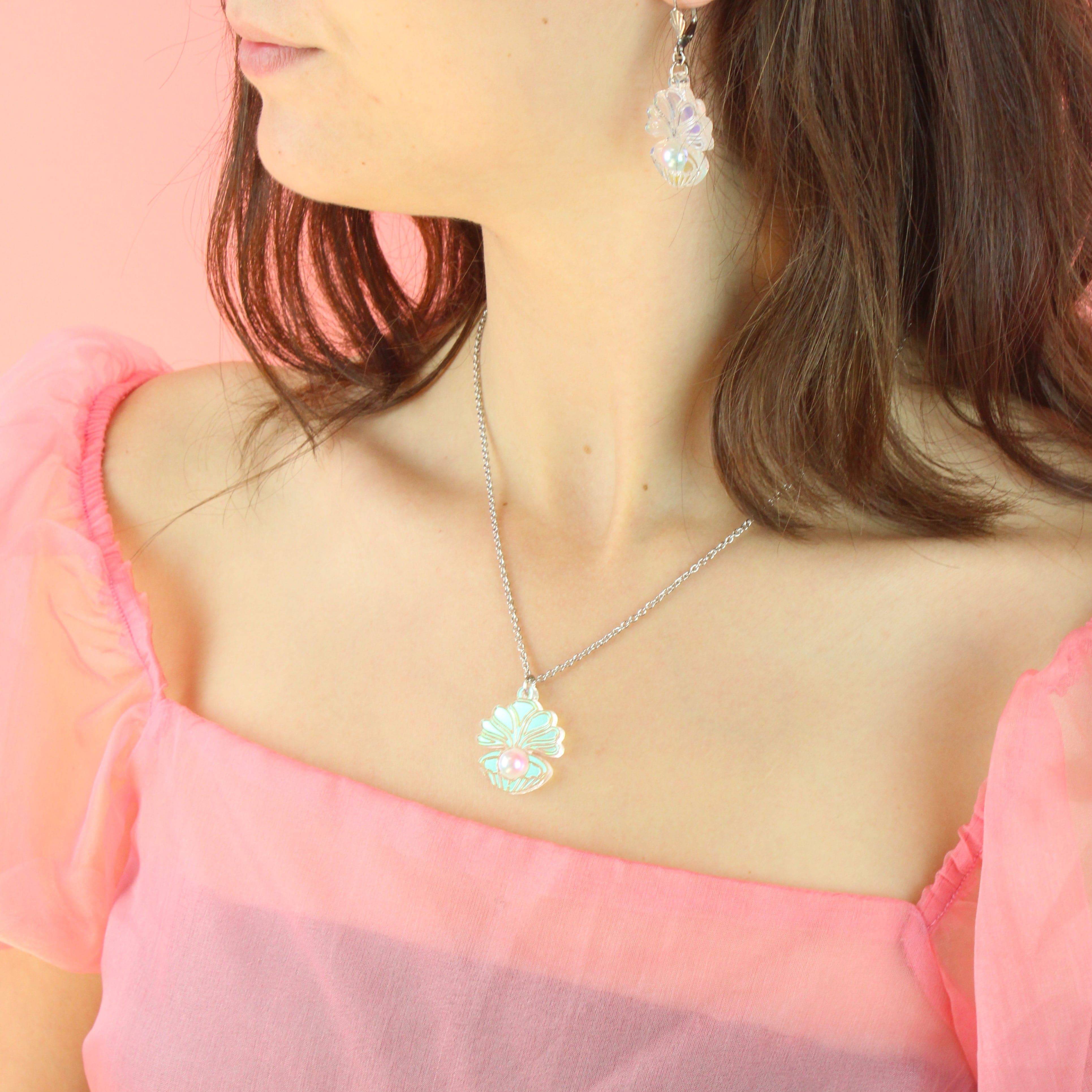 Iridescent Clam Shell Pendant Necklace - Image 4