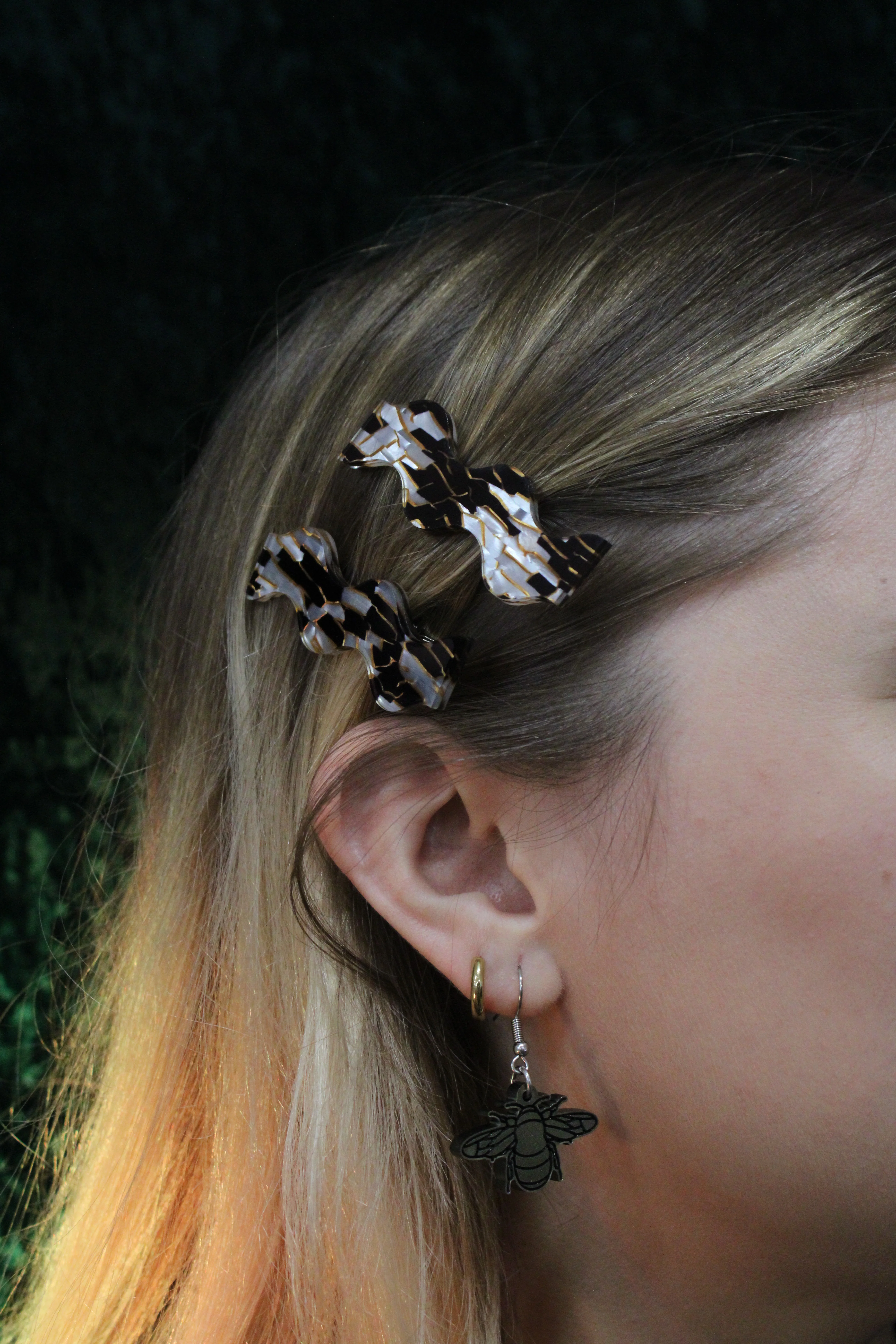 White and Gold Wavy Hair Clips - Image 3